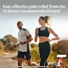 Un homme et une femme souriants faisant du jogging à l’extérieur