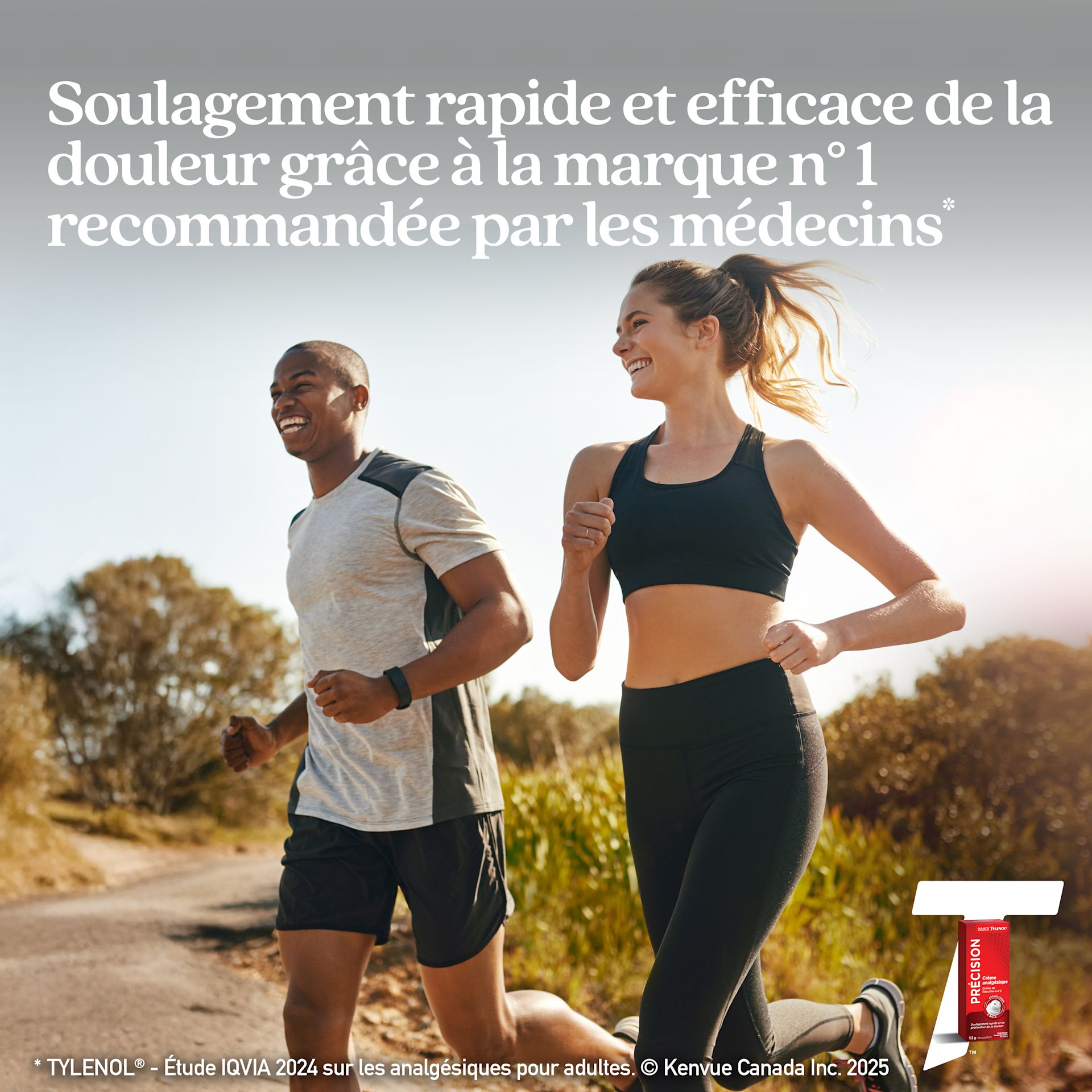 Un homme et une femme souriants faisant du jogging à l’extérieur