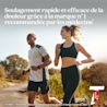 Un homme et une femme souriants faisant du jogging à l’extérieur
