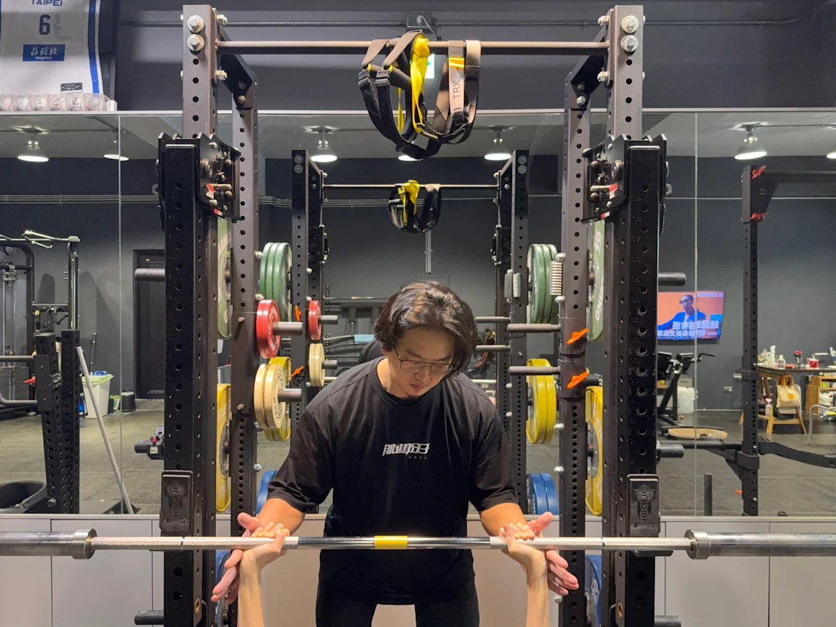 為什麼我們不用 Smith Machine?因為它幫你做掉了最該練的那部分