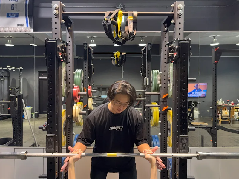 為什麼我們不用 Smith Machine?因為它幫你做掉了最該練的那部分