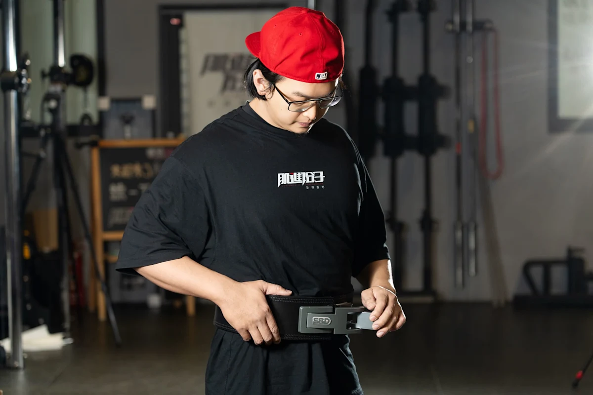 【重訓腰帶全攻略】 腰帶是拿來「護腰」的嗎?教練真心話:它是提升「核心加壓」的工具!