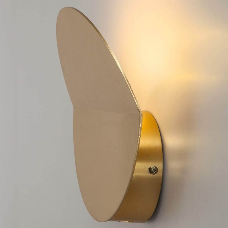 Round diffused wall light