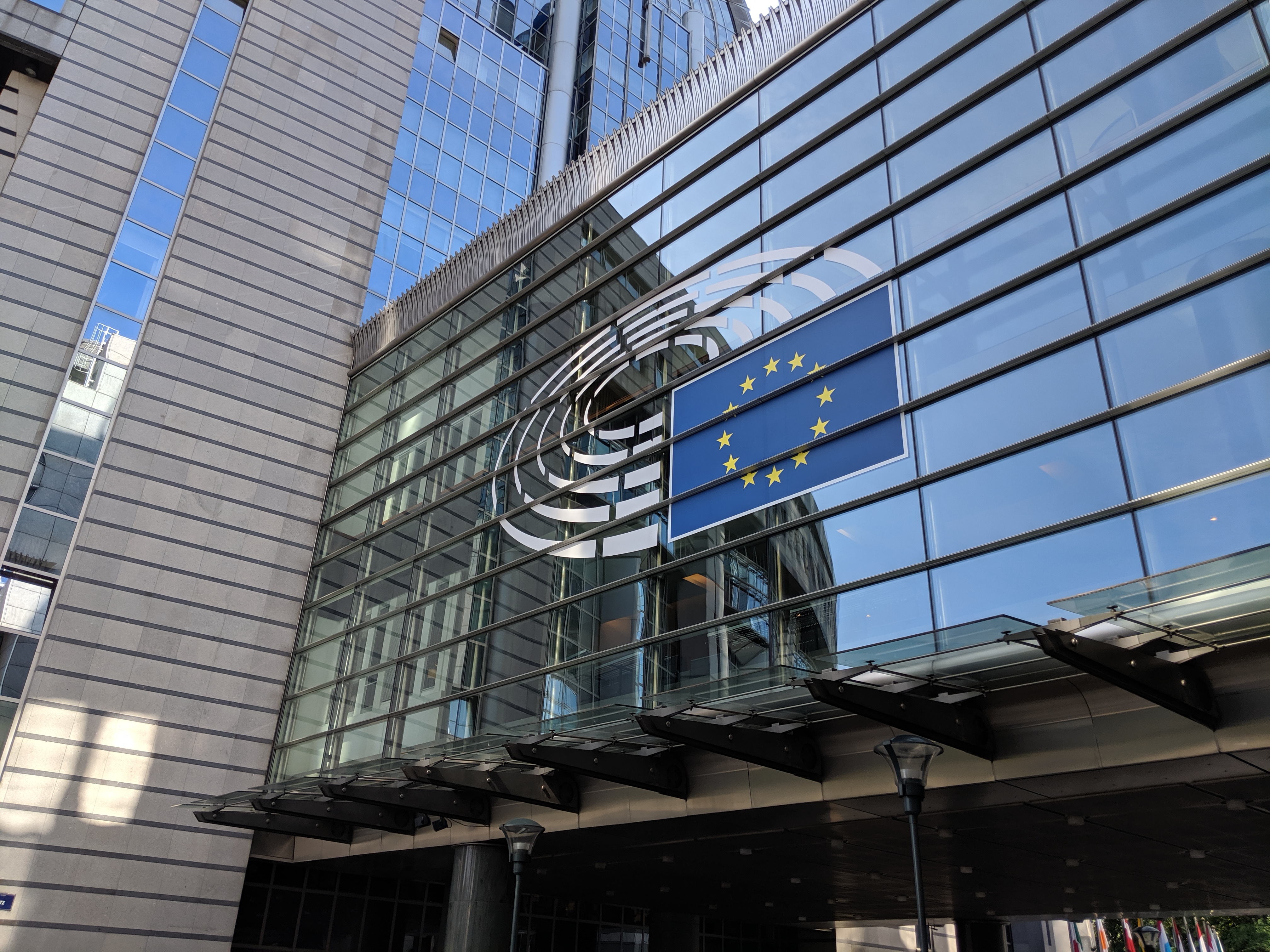 Interface de jeu en ligne repr&eacute;sentant des cartes et des jetons