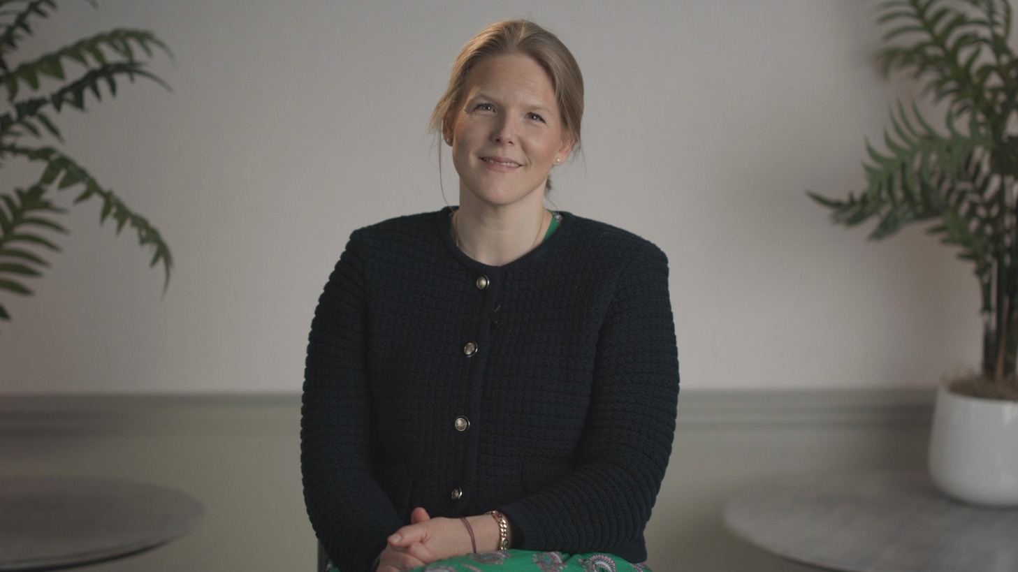 Victoria Strachwitz sitting in a chair