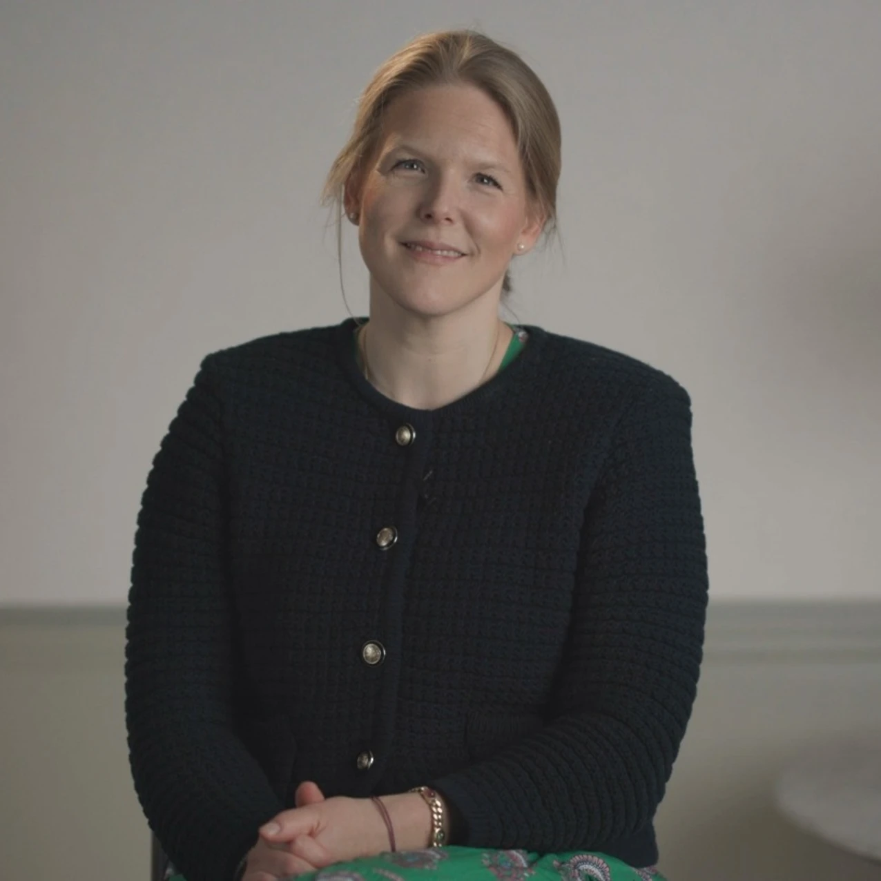 Victoria Strachwitz sitting in a chair