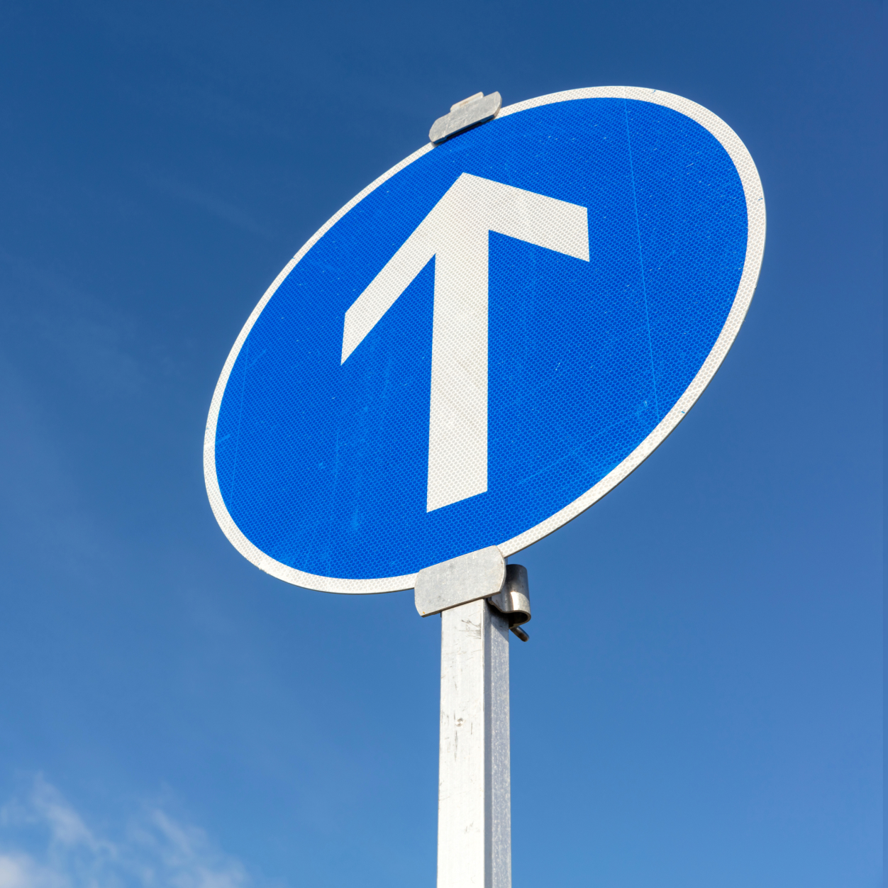 Road sign: go straight ahead - arrow up