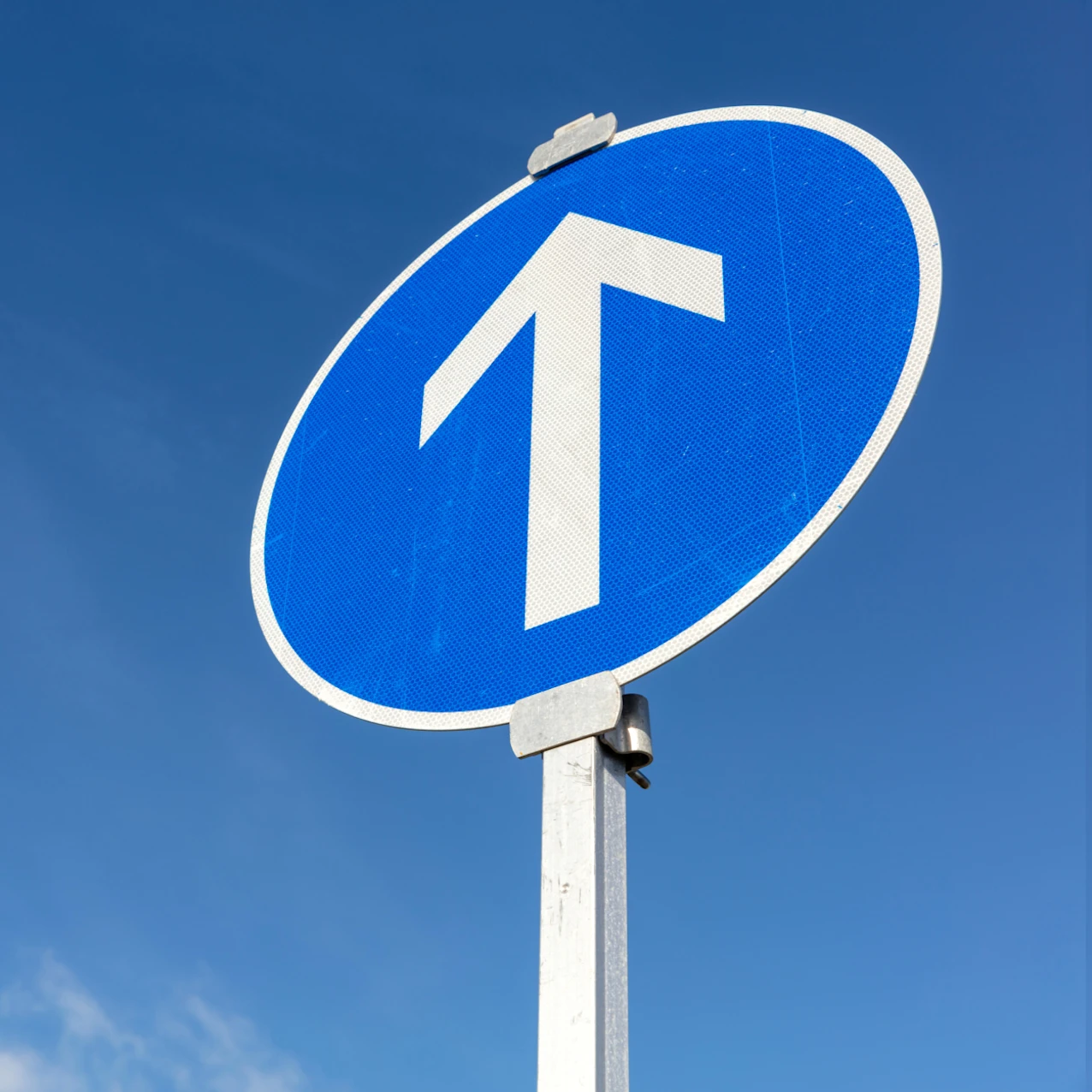 Road sign: go straight ahead - arrow up