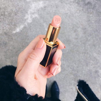 The Swiss Stylist Who Masks Her Jawline