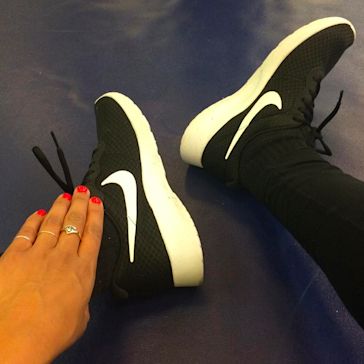 The Artist With The '90s Supermodel-Inspired Beauty Routine