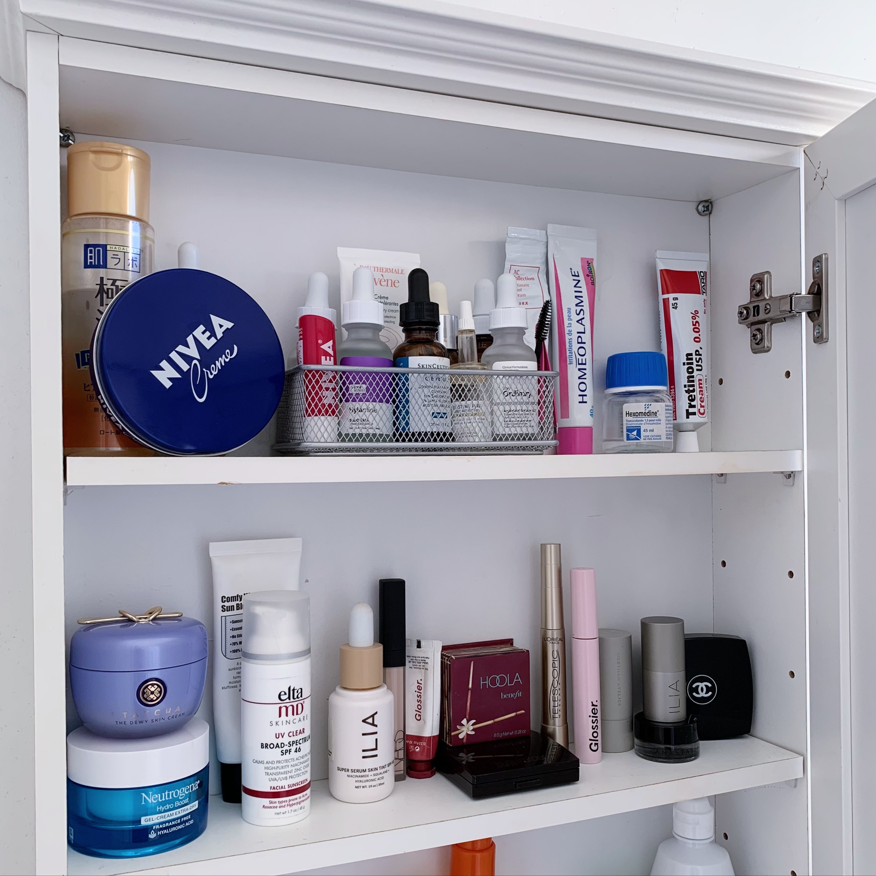 The Comedian Whose Eyebrows Are Acquaintances At Best