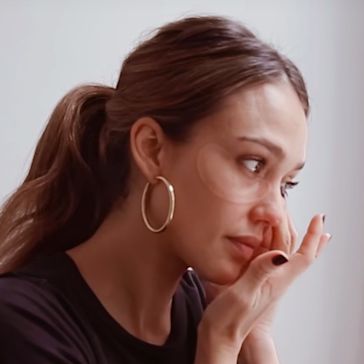 See Jessica Alba Prep Her Skin For Makeup