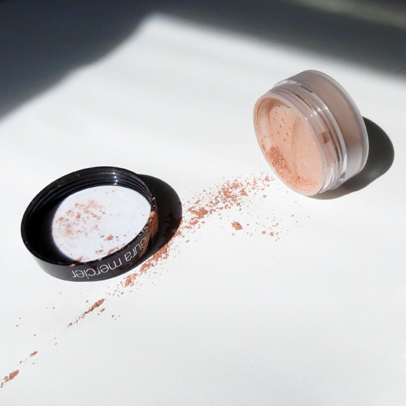 Laura Mercier Mineral Illuminating Powder in Candlelight