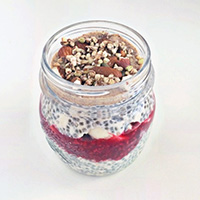 Eat Pretty: Raspberry Chia Overnight Oats