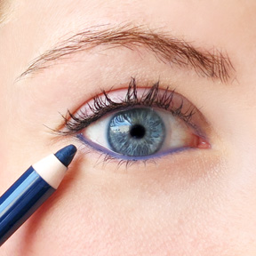A Cheater's Guide To Applying Eyeliner 