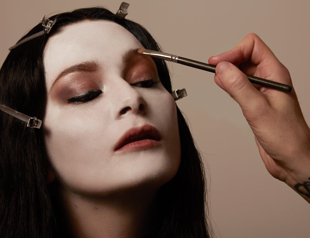 How To Do Morticia Addams Eye Makeup Saubhaya Makeup 9258