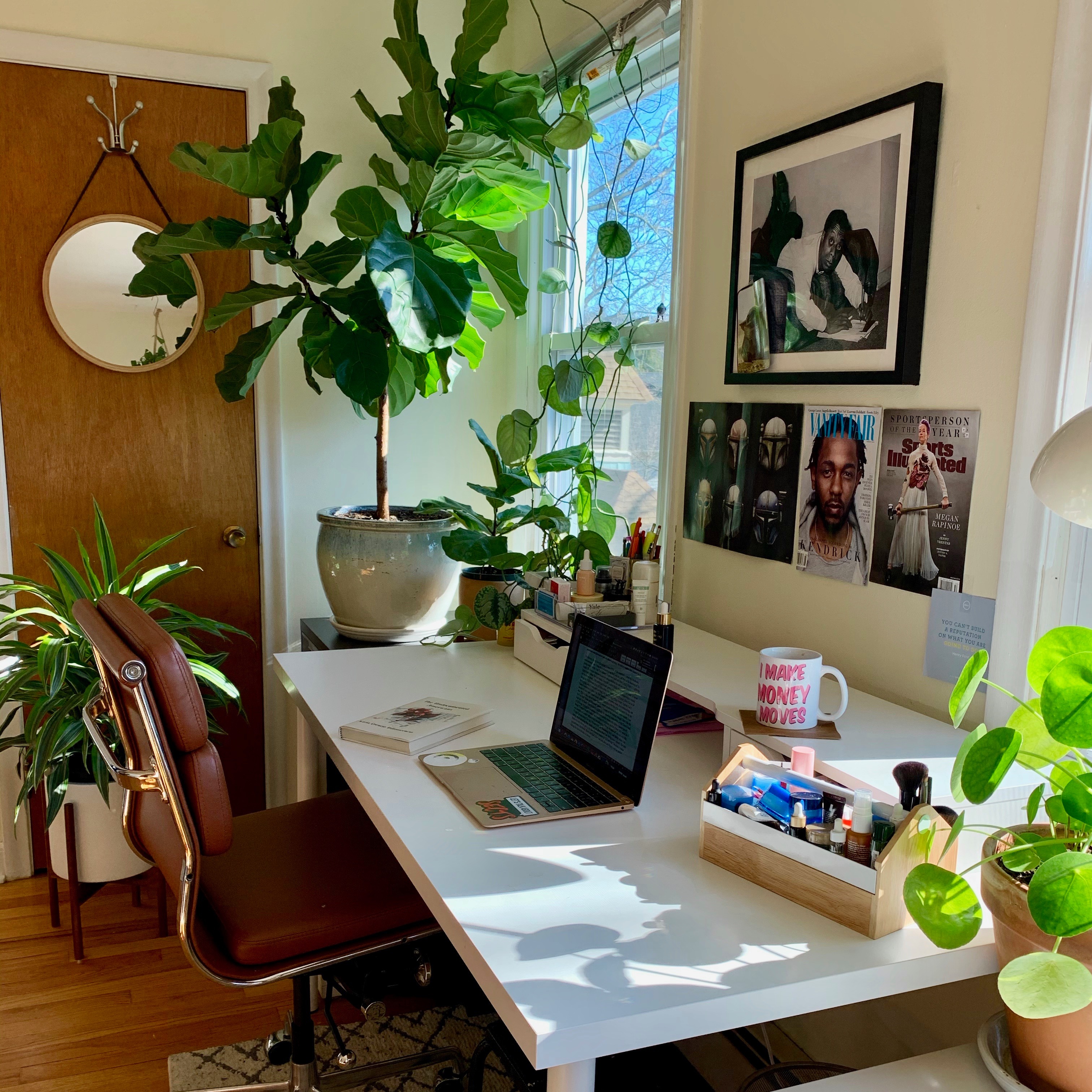 The Author Who Speed Types With Acrylics