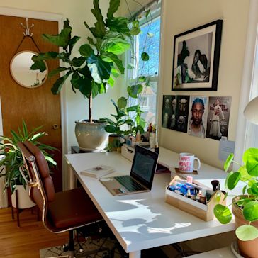 The Author Who Speed Types With Acrylics