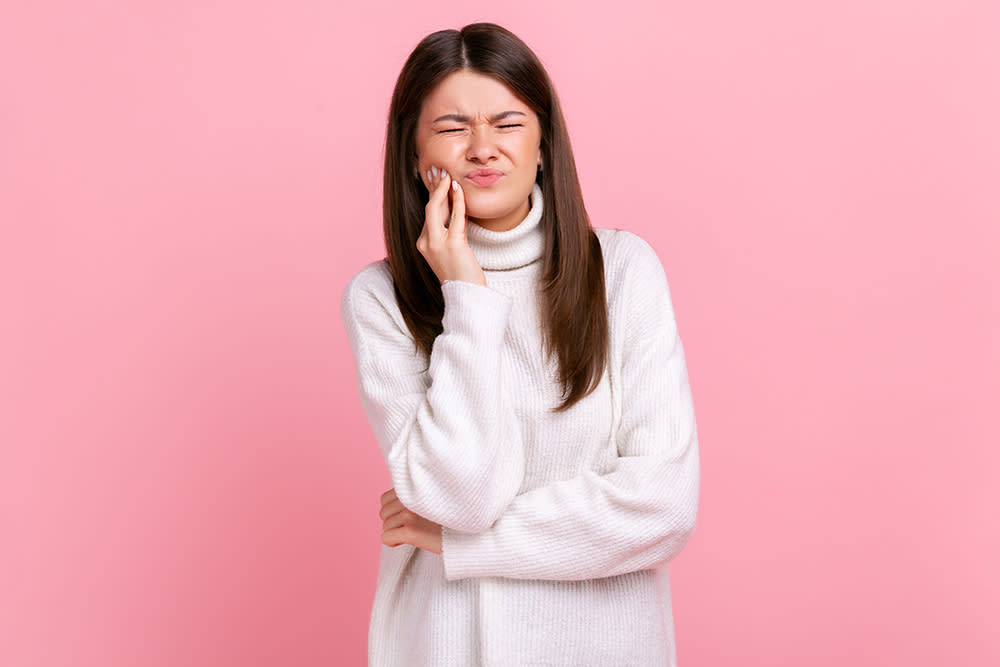 From fever and chills to toothaches, get some of the most common signs to help spot an infected wisdom tooth.