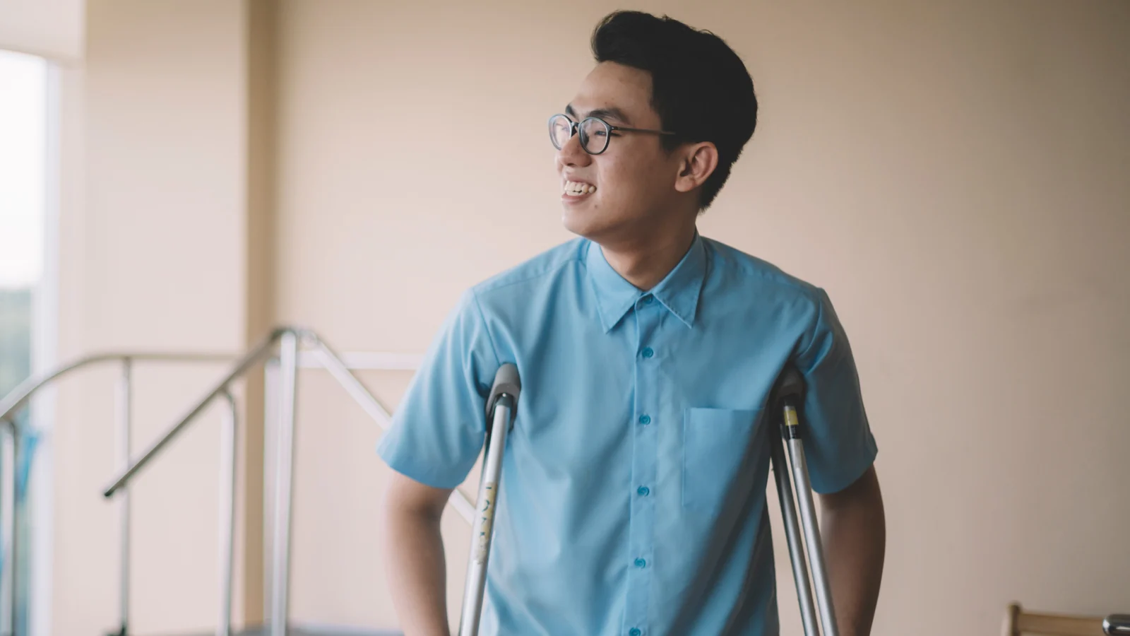  Accident insurance - Chinese man smiling on crutches