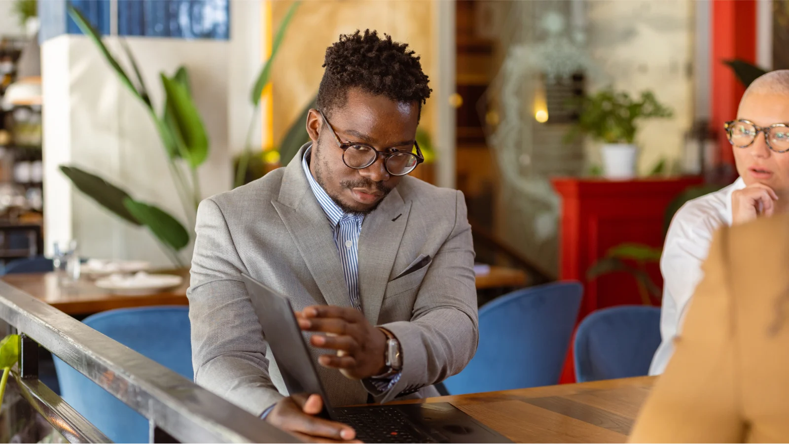 Business man presenting on his laptop at a cafe