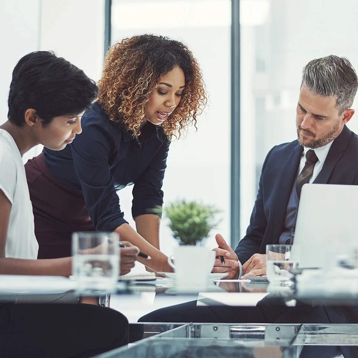 Woman broker discussing leave trends with her clients.