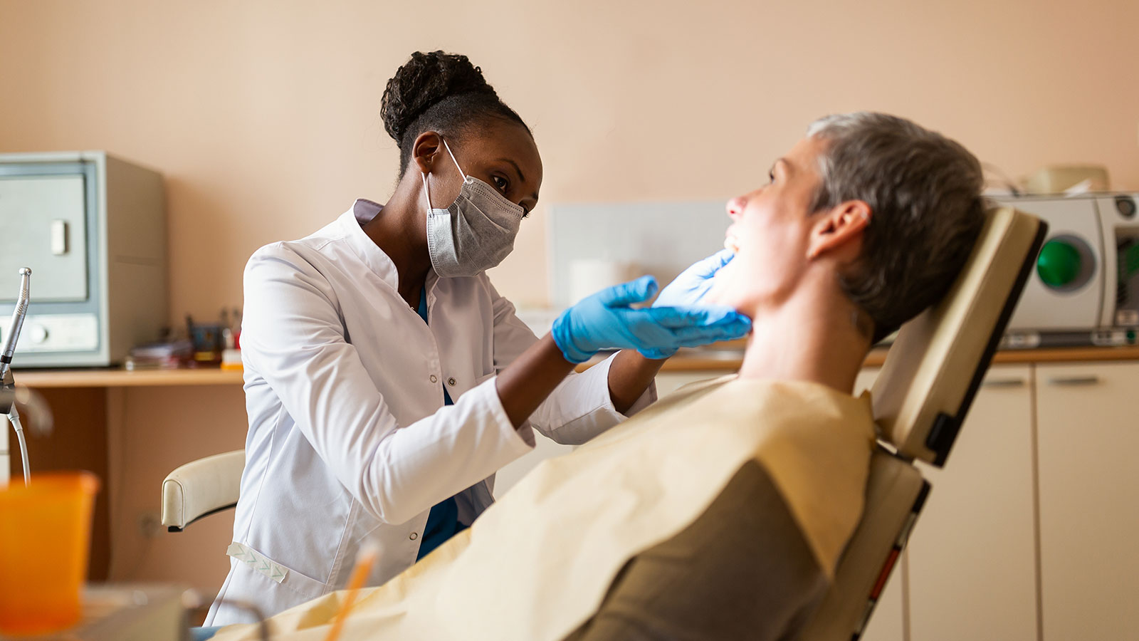 Dentist-examines-patients-mouth