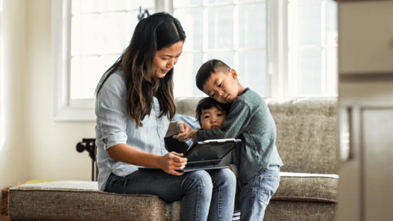 Overview of services - Mother with her two kids on a tablet