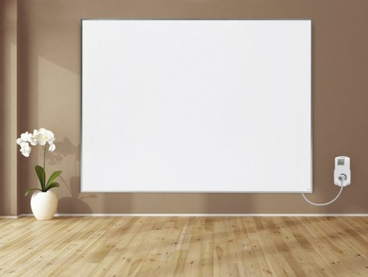 Eine Infrarotheizung mit Whiteboard hängt an einer Wand