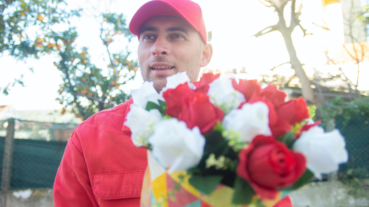 Ein Mann liefert Blumen