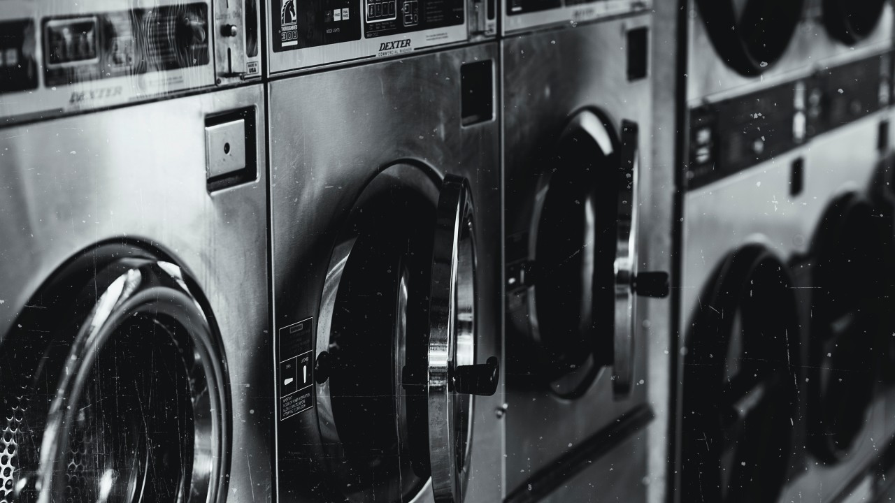 Alte Waschmaschinen stehen in einer Reihe