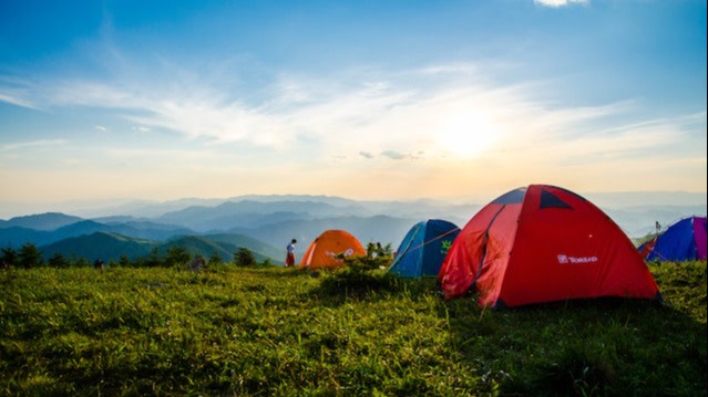 Zelte auf einem Berg 