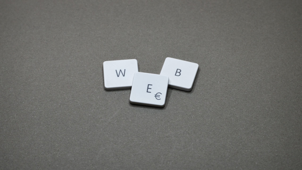 Drei Spielsteine bilden das Wort "Web"