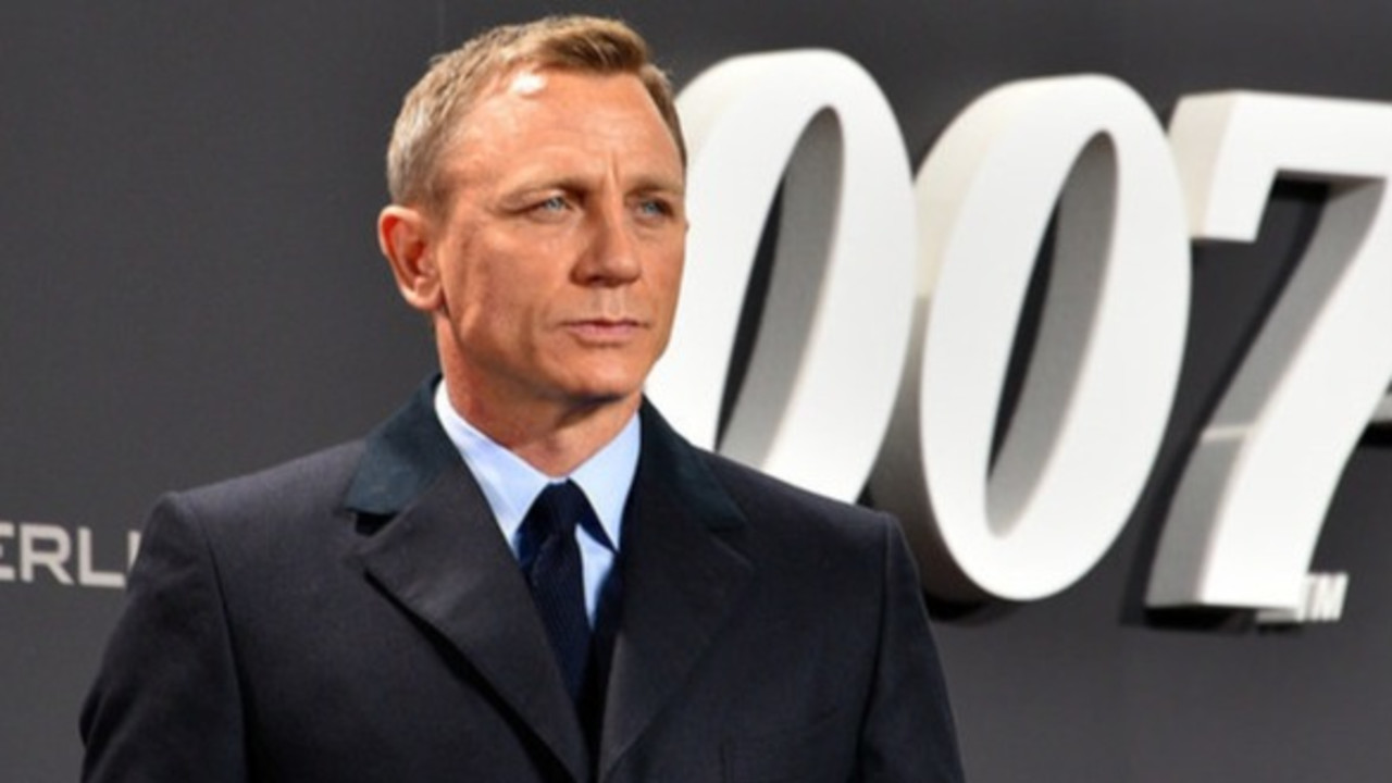 Daniel Craig wie immer adrett gekleidet vor dem Berliner Sony Center
