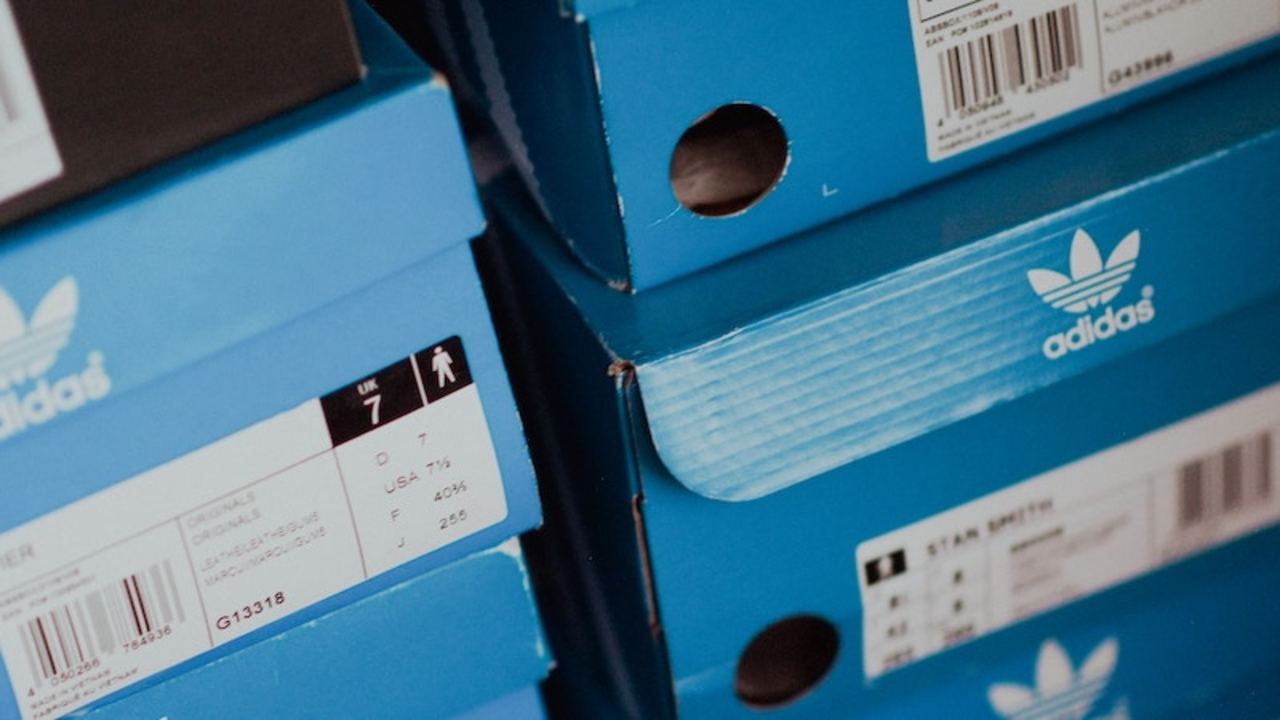 Ein Stapel blauer Schuhkartons von einem Sportartikelhersteller