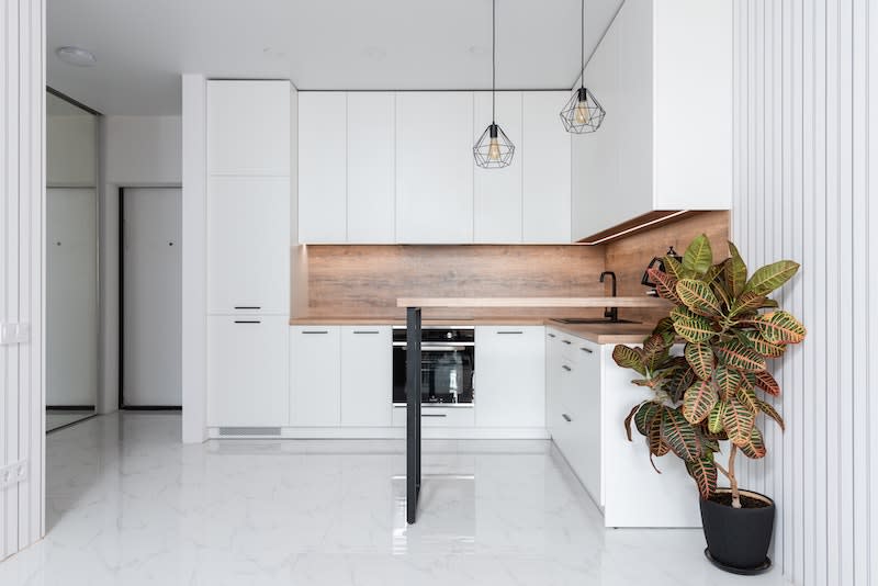 Eine minimalistisch eingerichtete Küchenzeile
