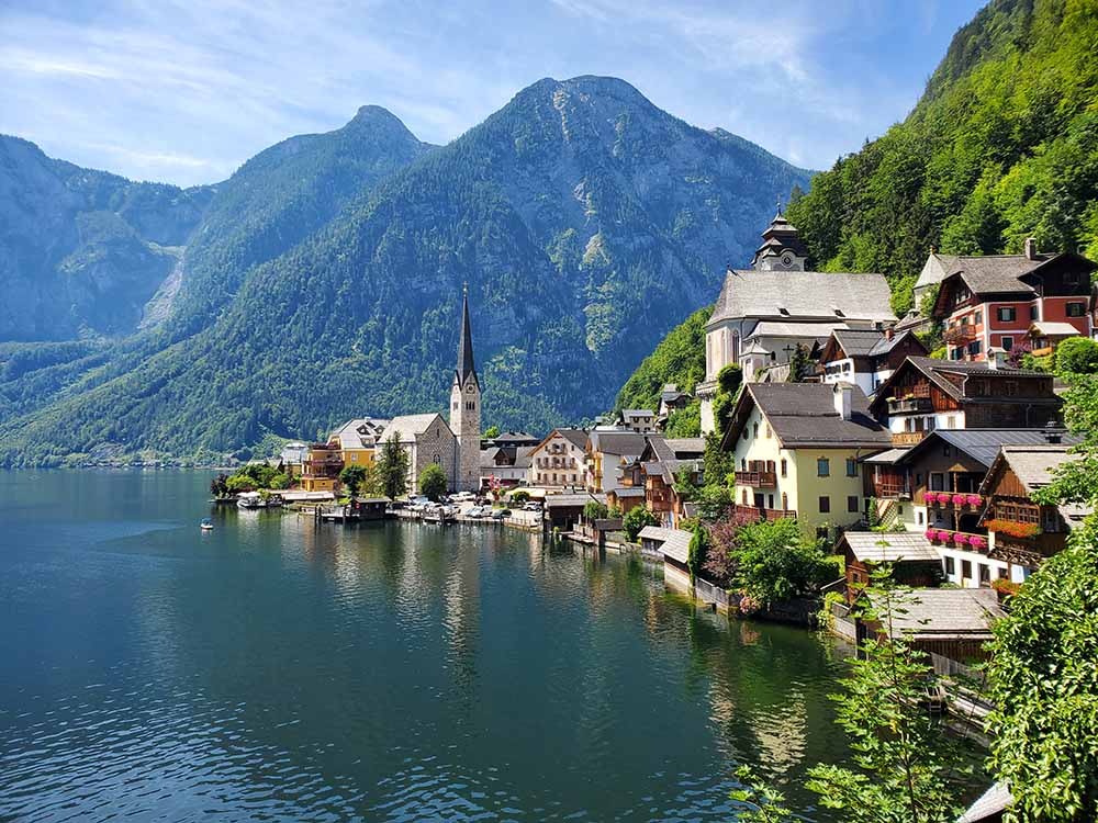 Ein Dorf liegt an einem Bergsee in Österreich