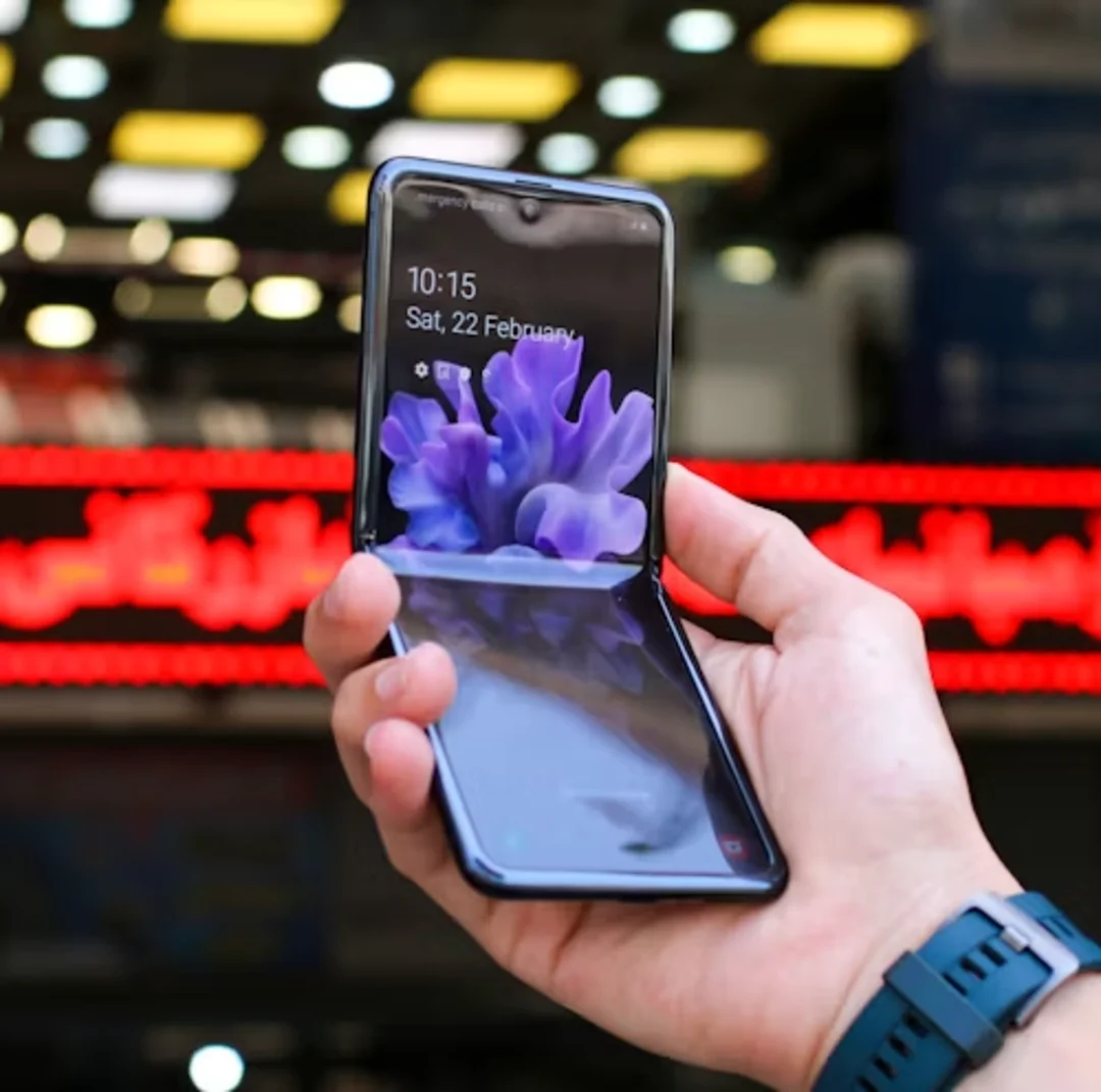 Folding vs. Unfolding Phones: The Future of Mobile Form Factors