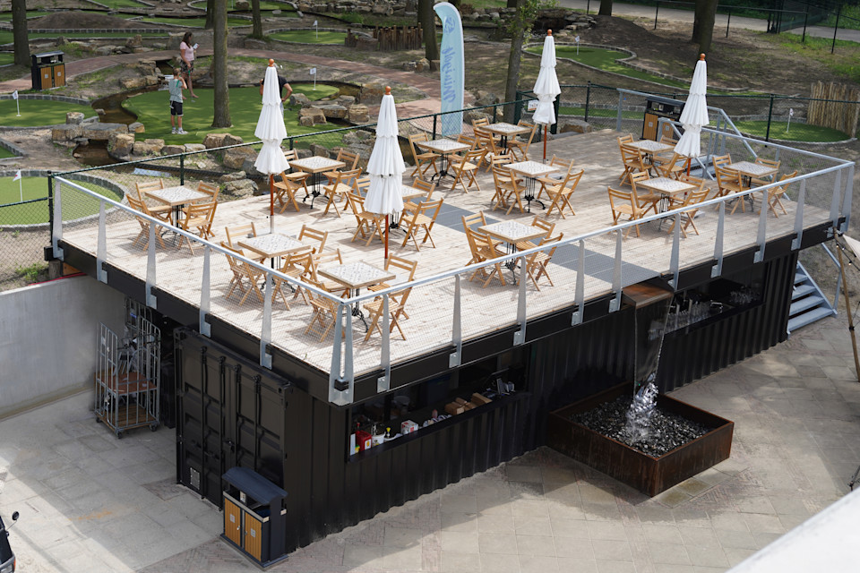 Van zeecontainer naar terras mét waterval