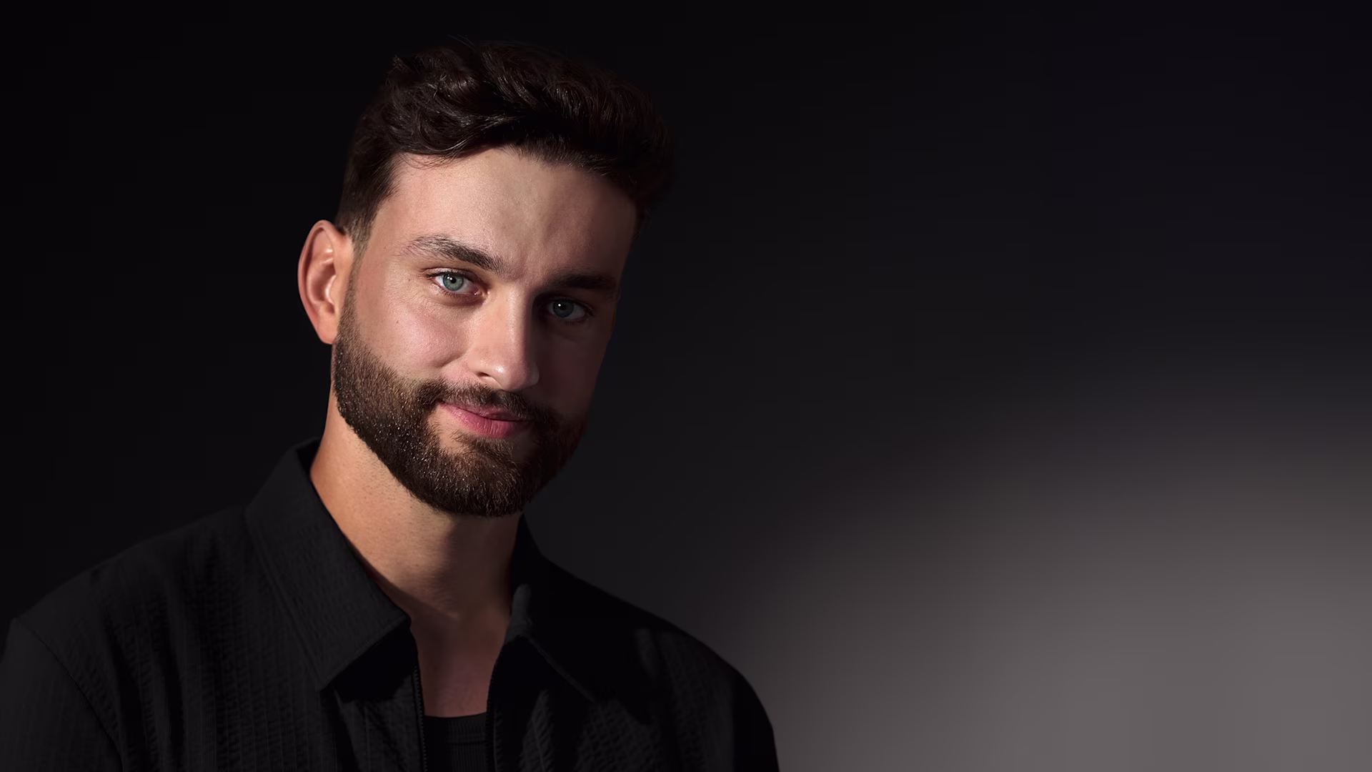 امرأة تستخدم مقص الشعر