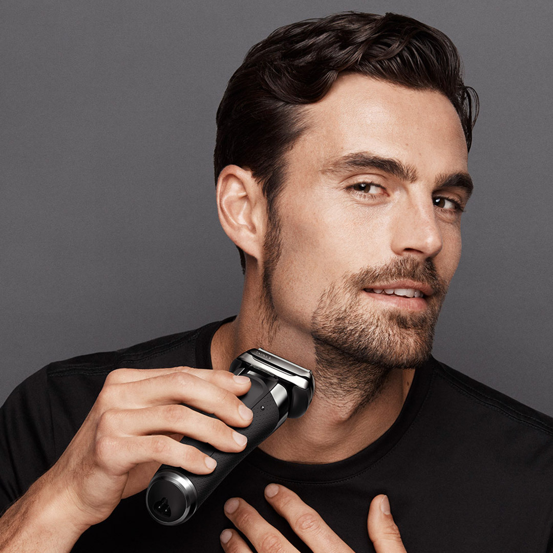 Выбрать бритву мужскую. Электробритва для мужчин. Реклама мужской бритвы. Крутая бритва для мужчин. Мужчина бреется электробритвой.