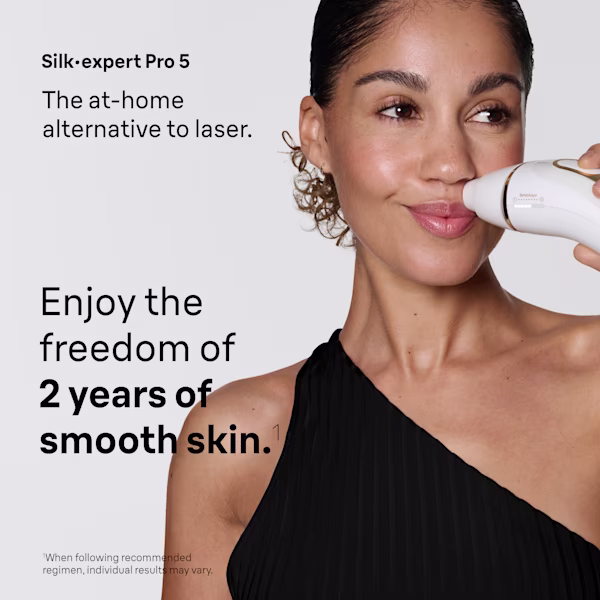 A woman using the Braun Silk·expert Pro 5 on her upper lip. A woman using the Braun Silk·expert Pro 5 on her upper lip.
