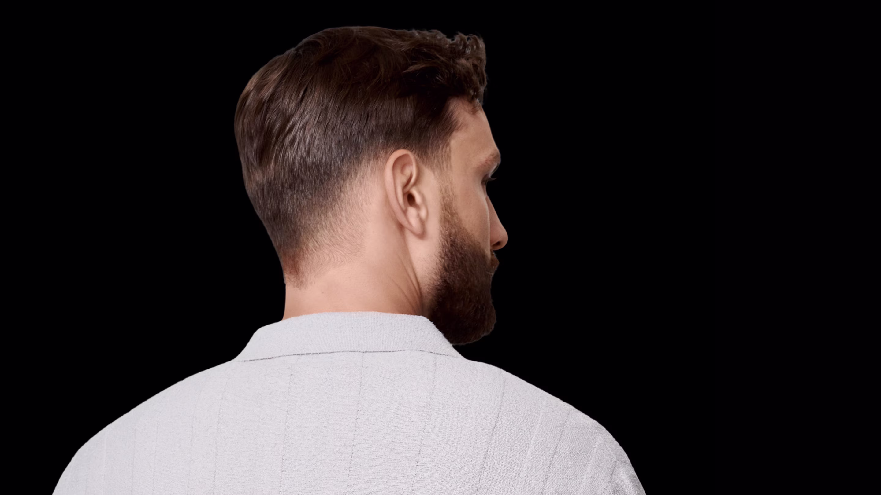 امرأة تمسك المنتج في يدها