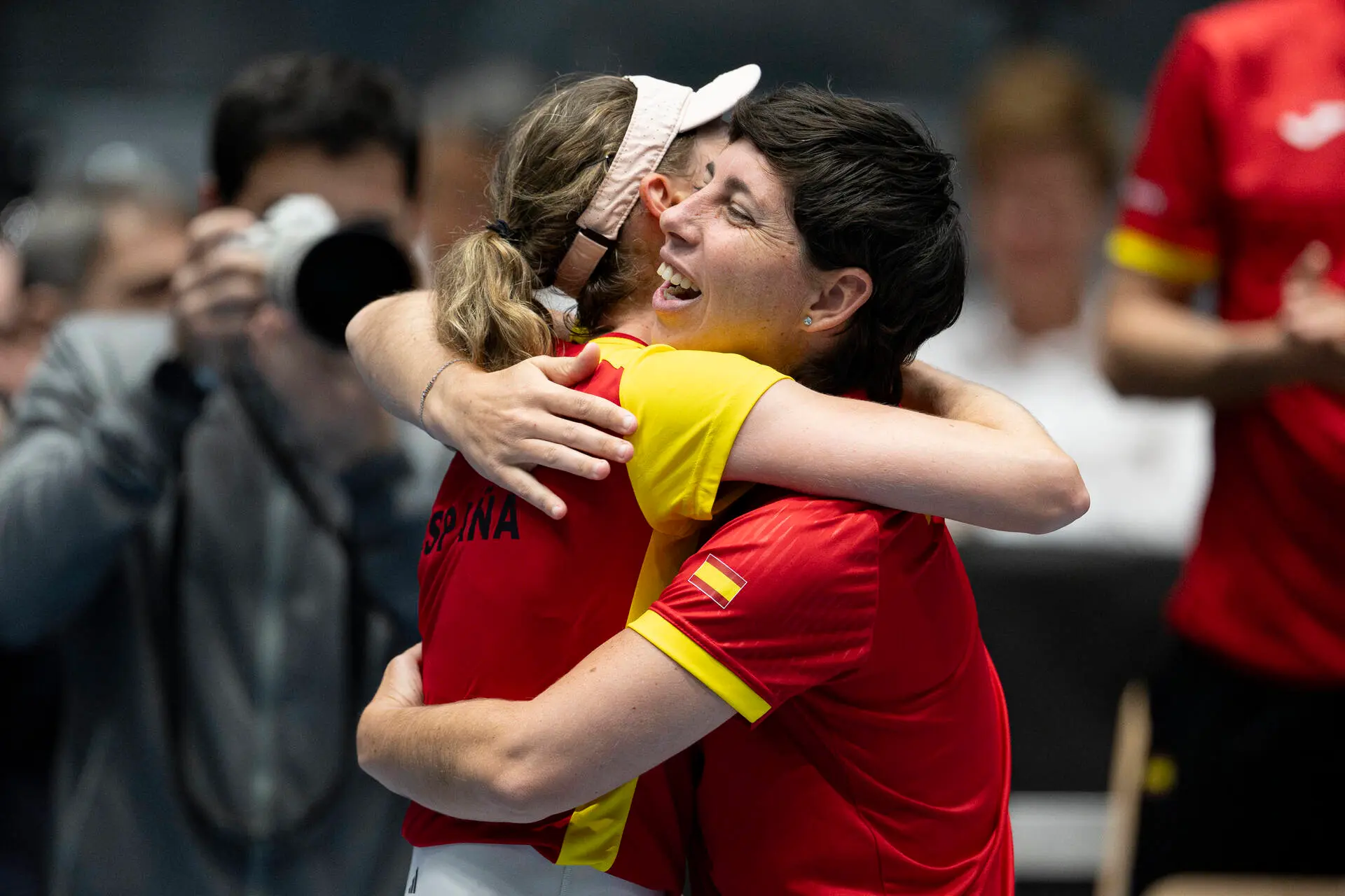 Suarez Navarro & Bucsa hug