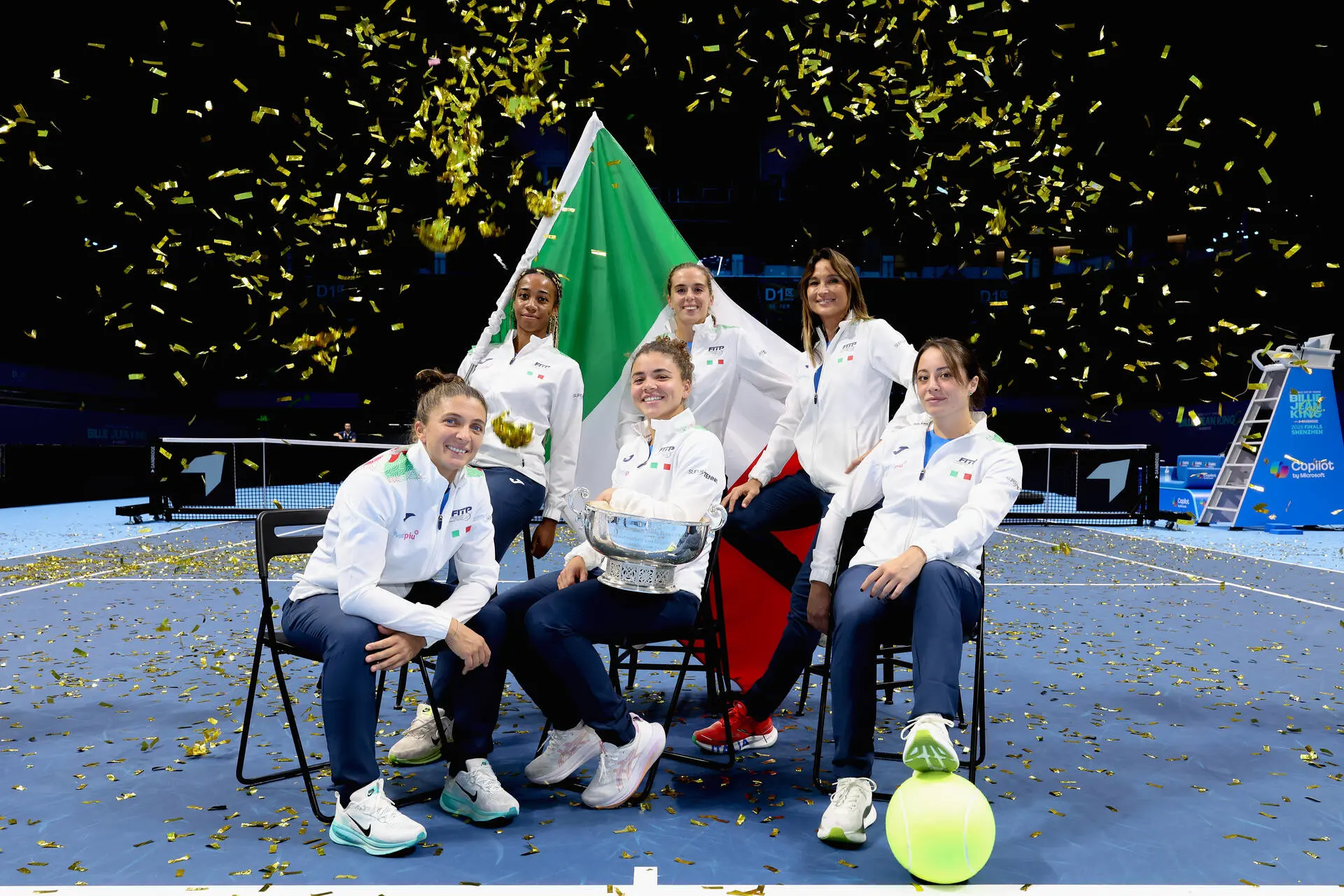 Team Italy posed World Champions photo with confetti