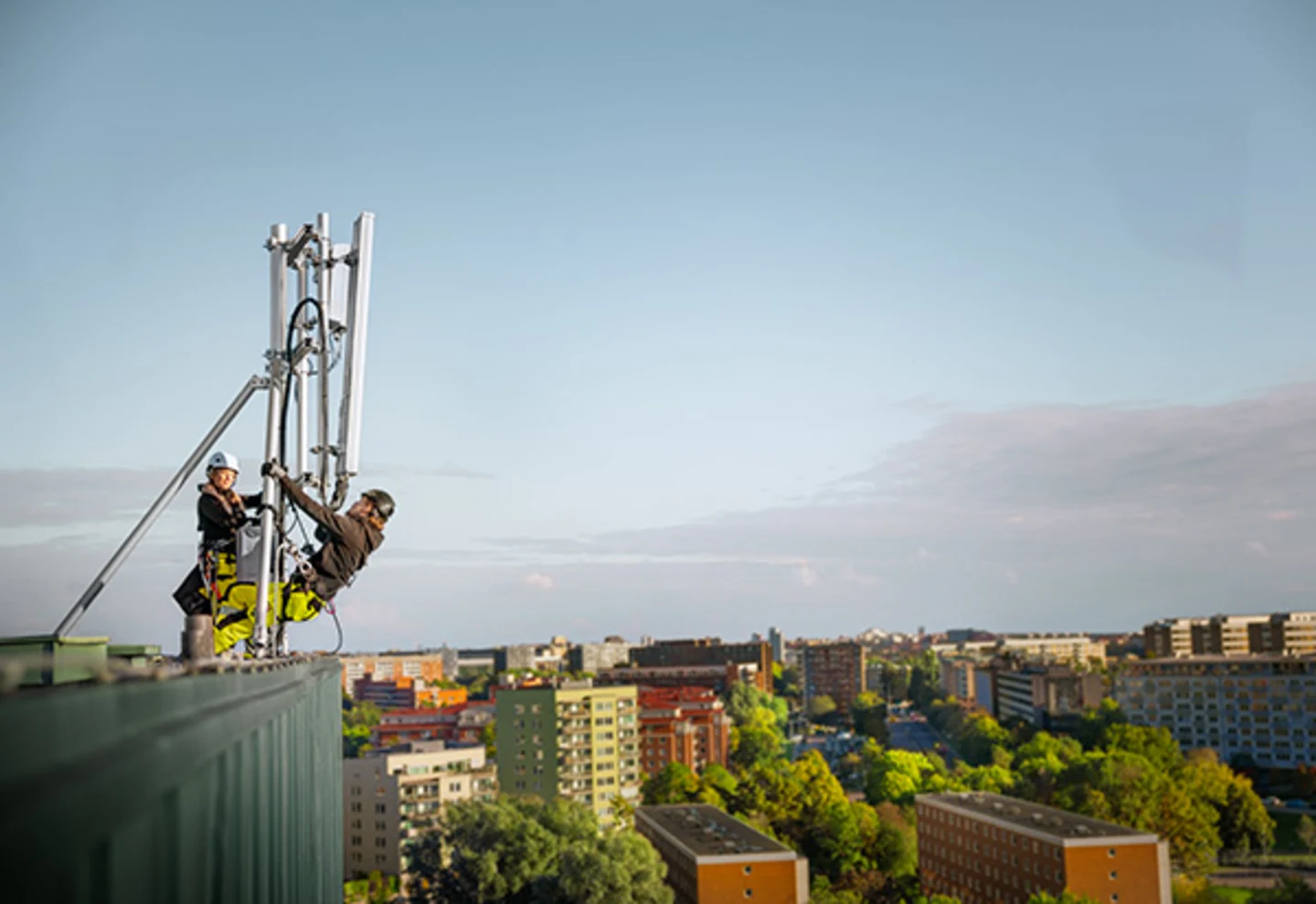 ComOp är Telia Wholesales kommunikationsoperatörstjänst för öppna fibernät. Tjänsten ger tjänsteleverantörer tillgång till Sveriges största öppna nät via en IP‑baserad plattform, där du kan nå slutkunder i villa, flerbostadshus och företag. ComOp är utformat för konkurrensneutralitet, valfrihet och långsiktig utveckling i fibernäten.
