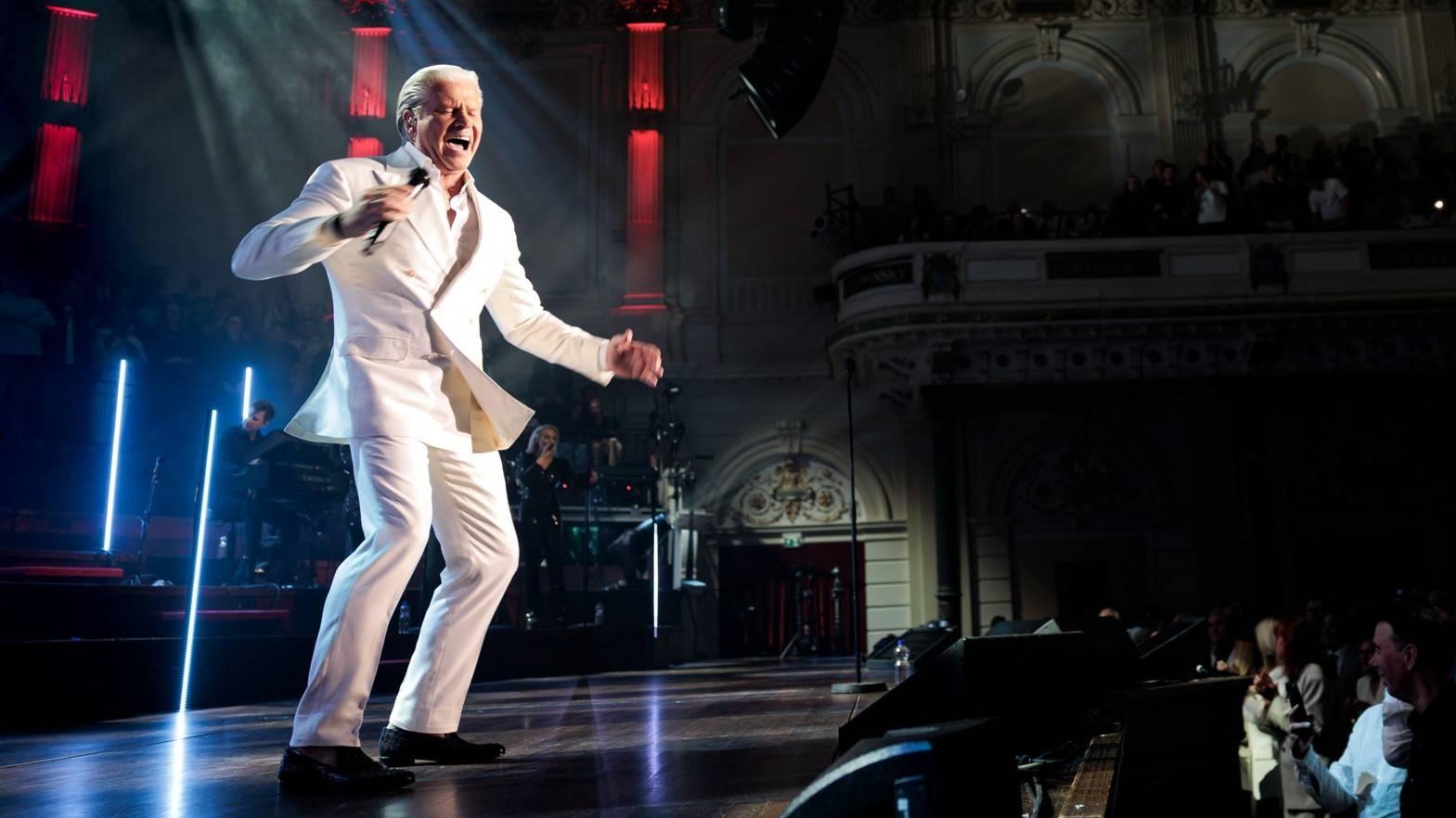 Dries Roelvink bij jubileumconcert in Concertgebouw 'opgetild en omarmd' |  Shownieuws