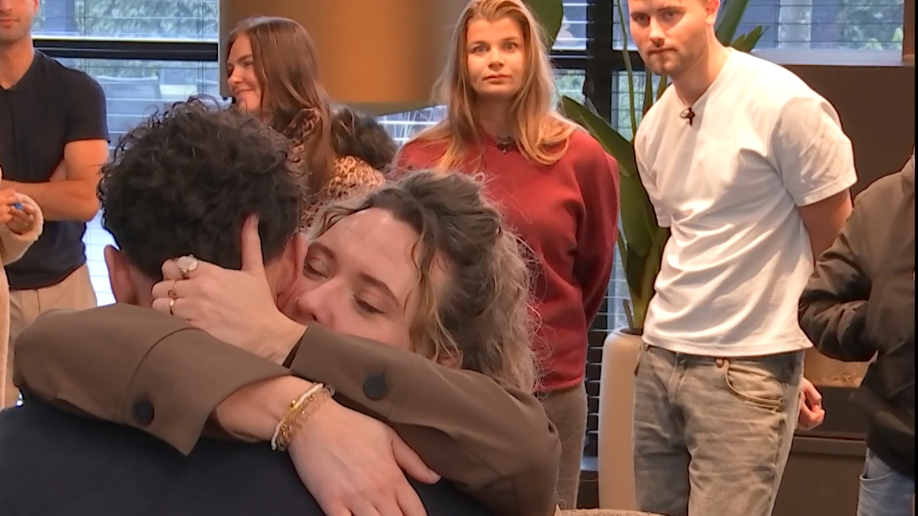 Chess kijkt verbouwereerd naar innig afscheid Thomas en Lisa in De  Bondgenoten | Shownieuws