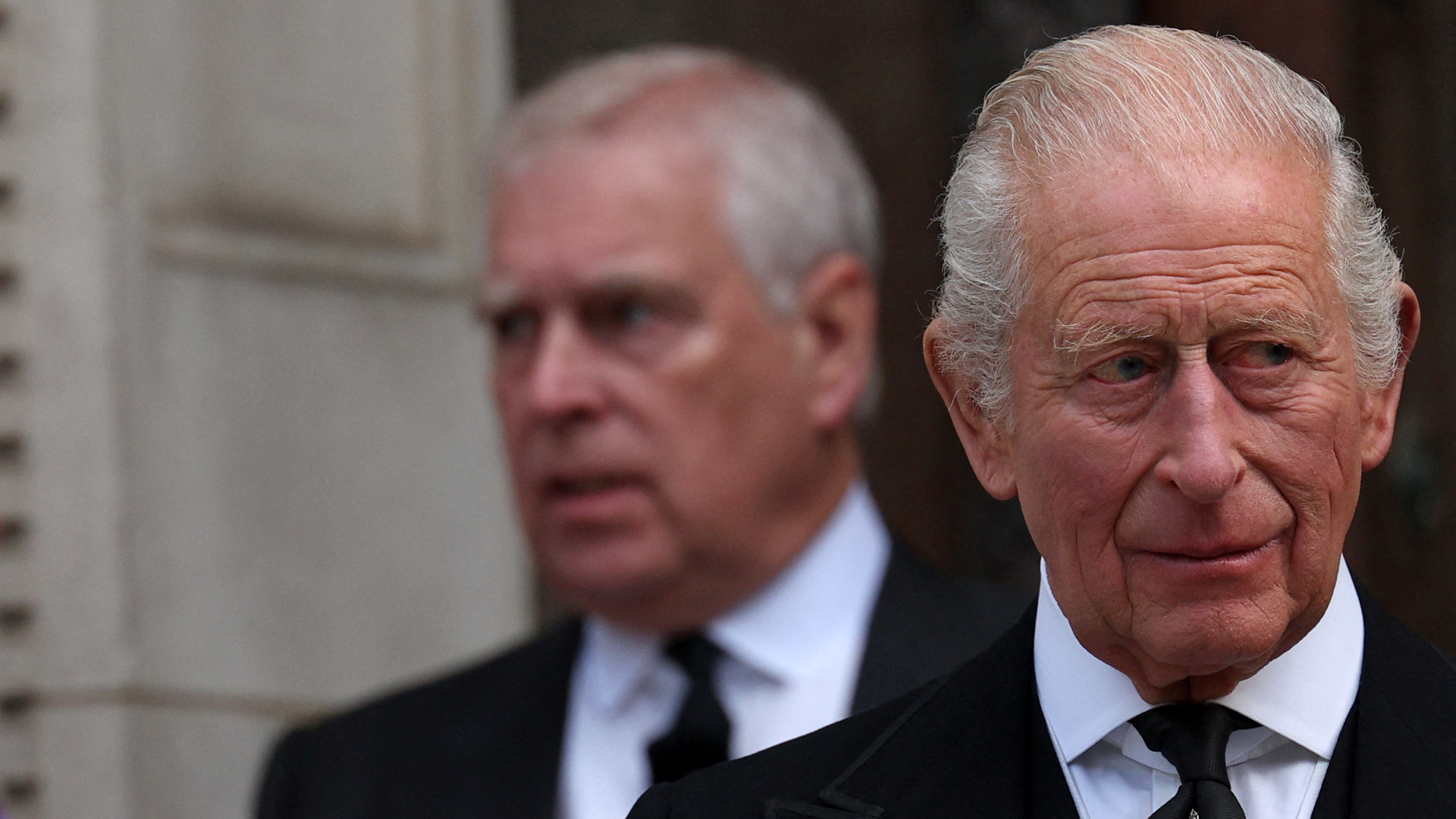 Koning Charles spreekt zich uit over gearresteerde broer Andrew | Shownieuws
