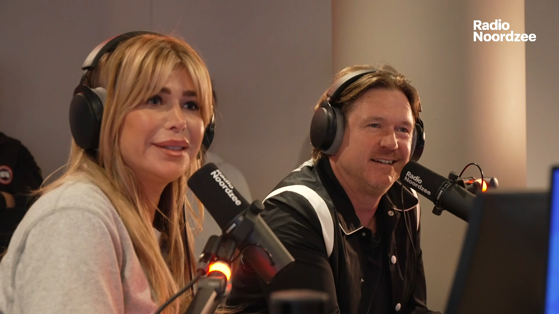 Johnny de Mol en Estelle Cruijff beginnen enthousiast aan Radio Noordzee- show | Shownieuws